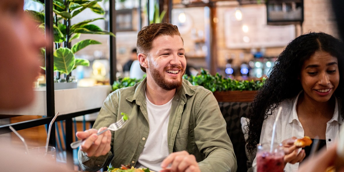 Phones banned at the bar: Why Gen Z is actually cheering the no-screen dining movement